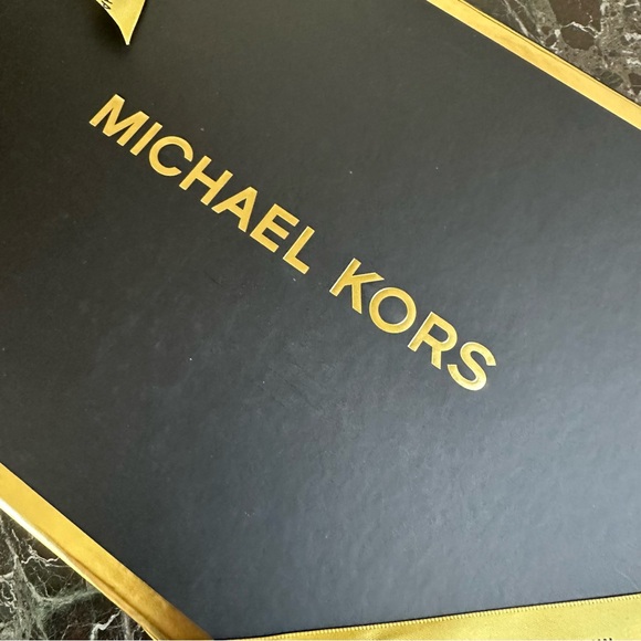 Michael Kors gift box - Picture 5 of 9